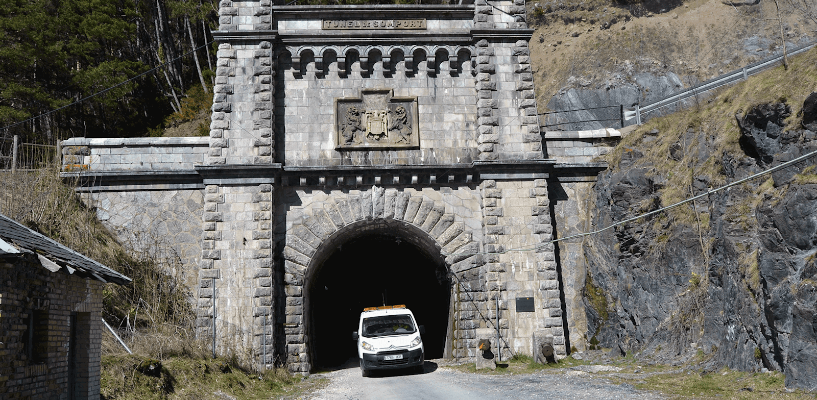 בהרי הפירינאים מנסים לפצח את אחת החידות הגדולות של היקום